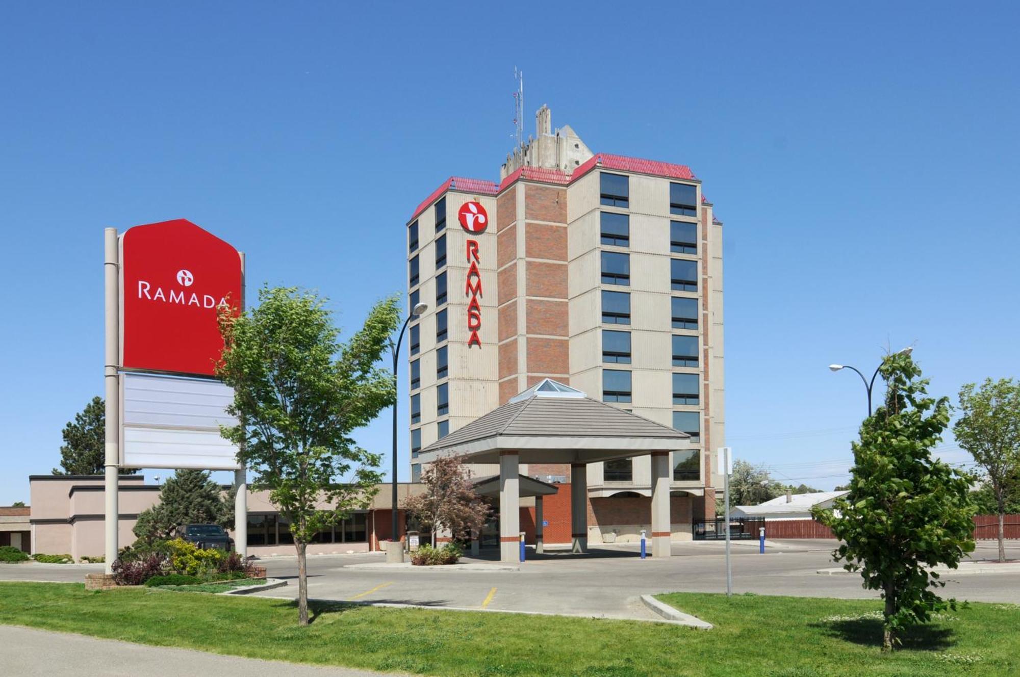 Hotel Ramada By Wyndham Lethbridge Exterior foto